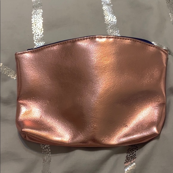 3/10$ 🛍 Metallic make up bag - Picture 3 of 3